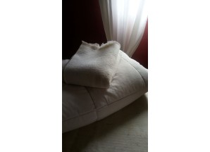 Ensemble Couette( 220x240 ) et Feutre de laine aiguilletée couleur Ecru non traitée (3m2) à utiliser en  sur-matelas